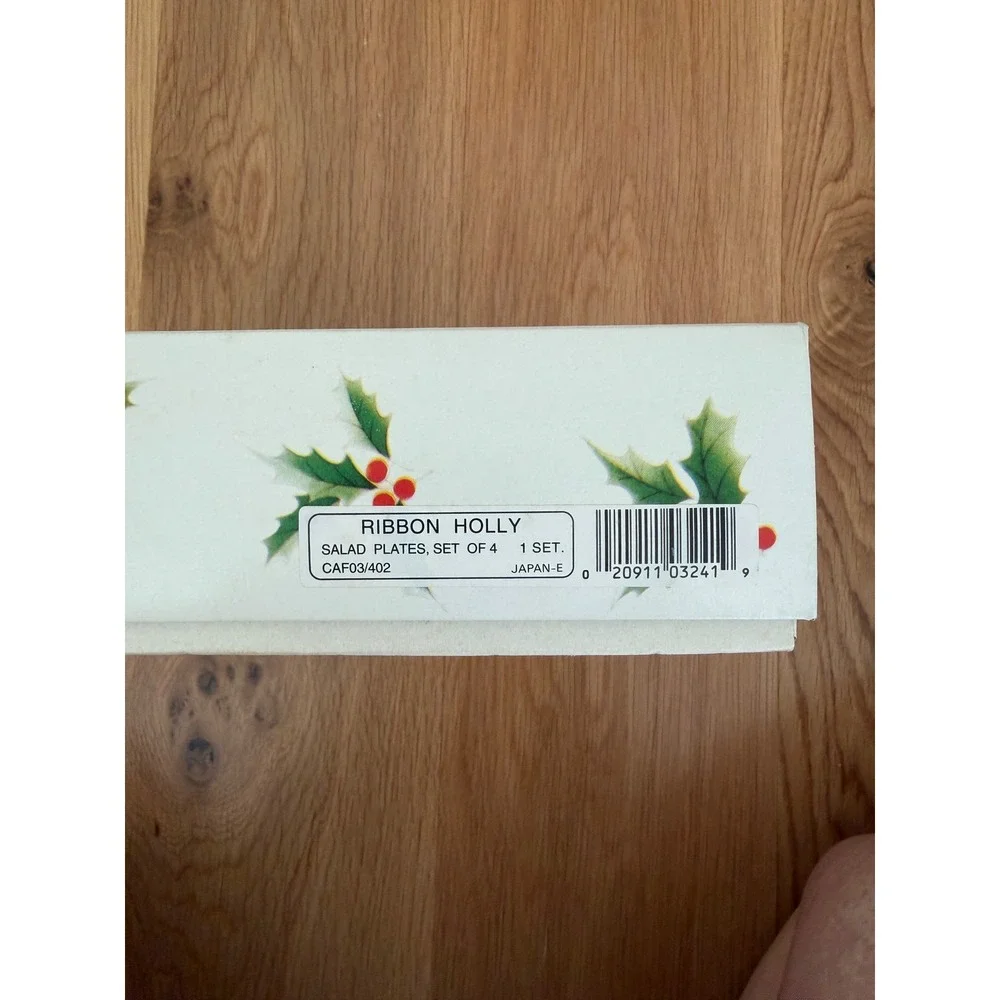 Set of 4 NIB Mikasa Ribbon Holly 8